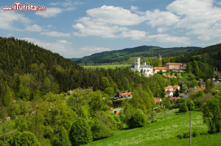 Immagine Veduta panoramica di Rozmberk nad Vltavou, Repubblica Ceca. Vegetazione a perdita d'occhio circonda questa graziosa località a sud del territorio ceco