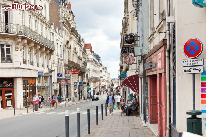 Immagine Veduta panoramica di Rue Saint Aubin ad Angers, Francia. Qui si affacciano attività commerciali e boutique rinomate - © 210319642 / Shutterstock.com