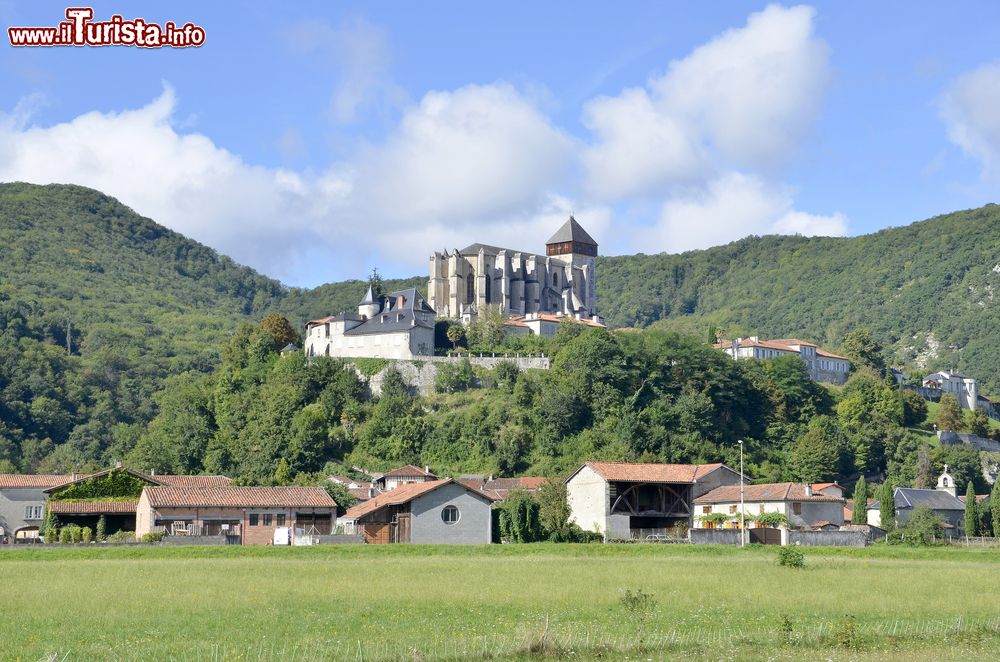 Immagine Veduta panoramica di Saint-Bertrand-de-Comminges (Francia) con l'imponente cattedrale sullo sfondo.