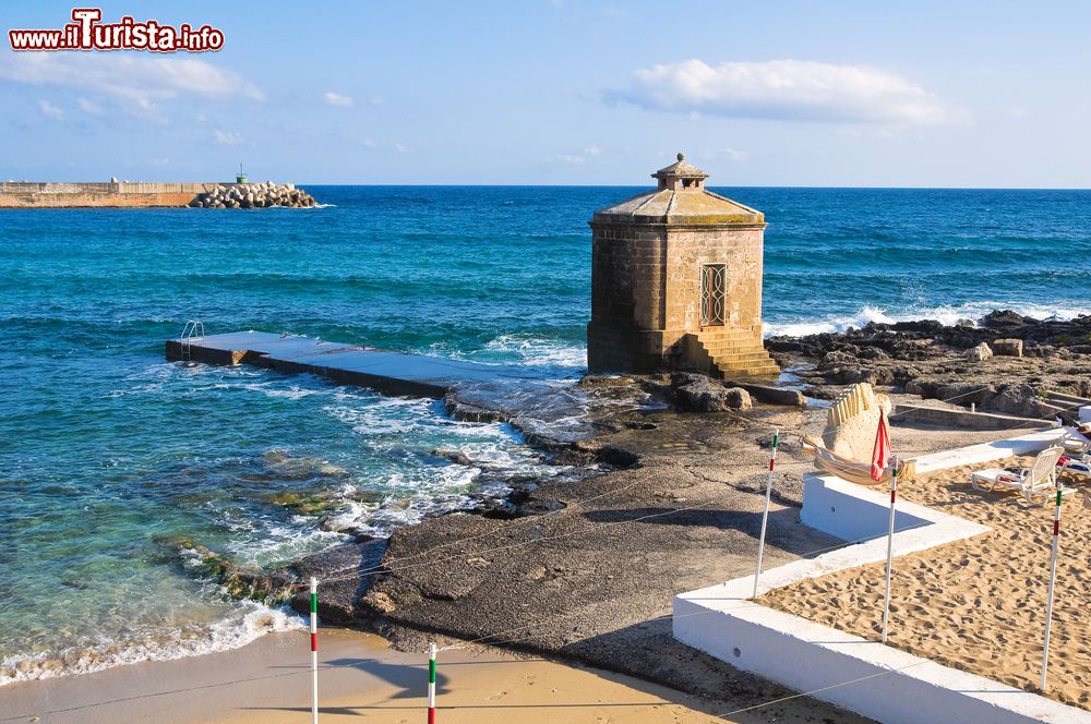 Immagine Veduta panoramica di Santa Maria di Leuca, Salento, Puglia. Perla dell'estremo lembo d'Italia, questa cittadina si adagia in un tratto di costa in cui si alternano scogliere e piccole calette di sabbia.