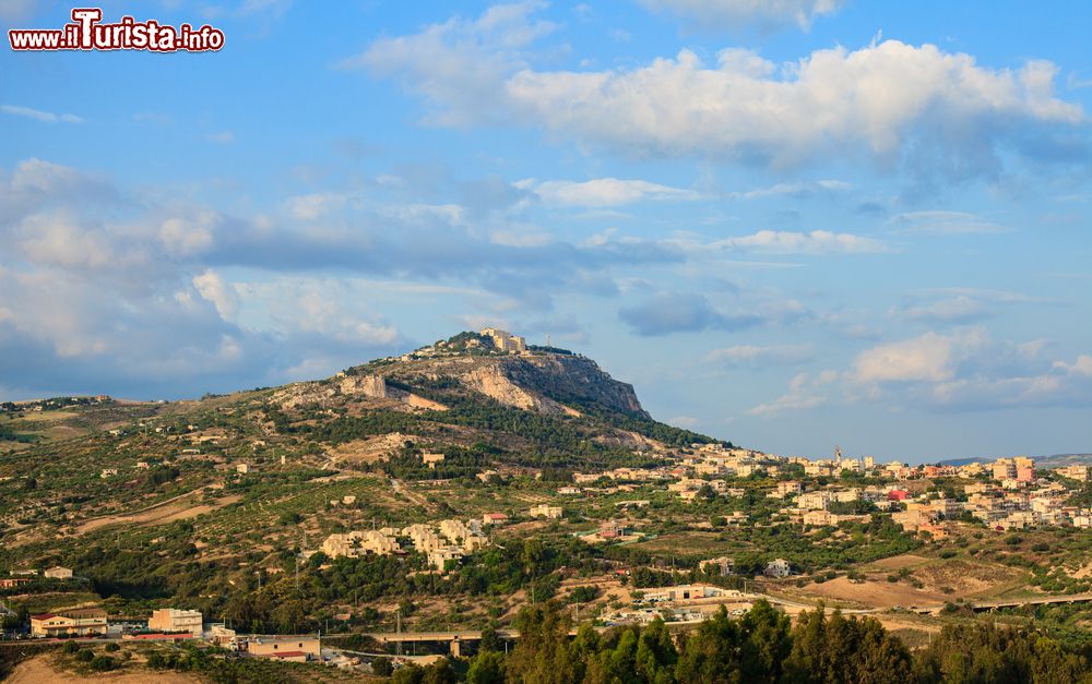 Immagine Veduta panoramica di Sciacca, Sicilia. La cittadina è situata a forma di anfiteatro sul mare a mezzogiorno della Sicilia.