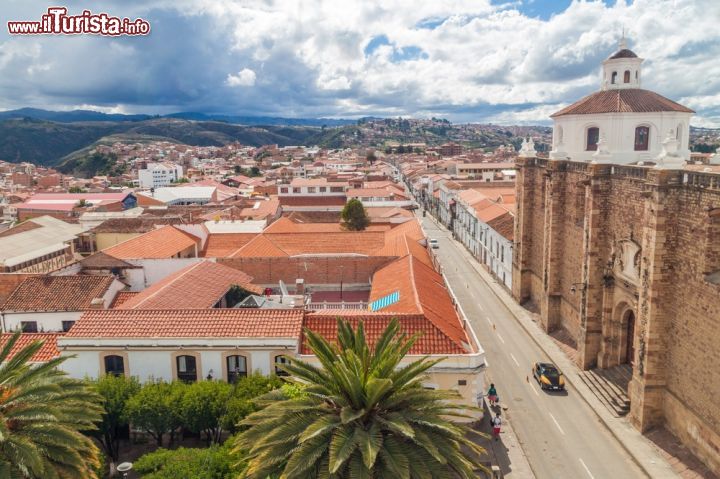 Immagine Veduta panoramica di Sucre, la capitale della Bolivia. Sulla destra si distingue il Convento de San Felipe Neri - foto © Matyas Rehak / Shutterstock