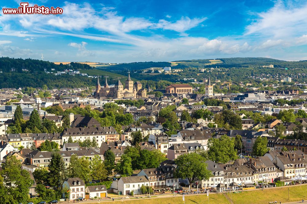 Immagine Veduta panoramica di Trier (Treviri), città universitaria nel Land della Renania-Palatinato, Germania. 