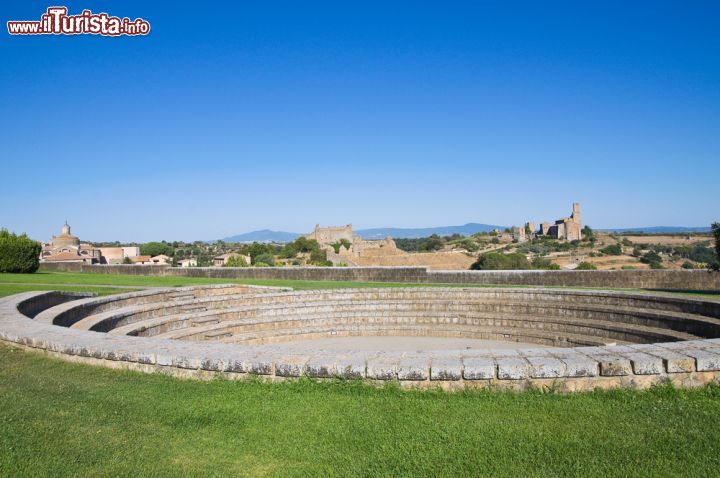 Immagine Veduta panoramica di Tuscania, provincia di Viterbo, Lazio. Questo ridente borgo medievale è situato sulle morbide colline della maremma viterbese, nell'Alto Lazio.