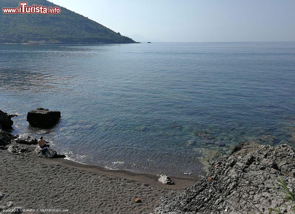 Immagine Veduta panoramica di un tratto di costa sul Golfo di Sapri, provincia di Salerno (Campania) - © Lucamato / Shutterstock.com