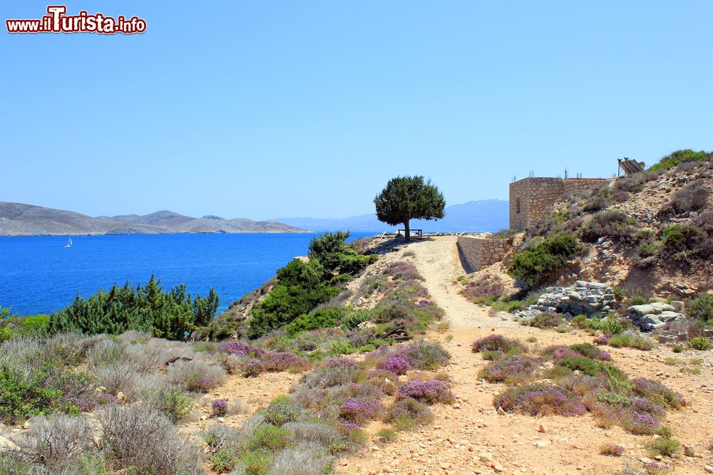 Immagine Veduta panoramica di una baia di Pserimos, Grecia: il litorale è un alternarsi di scogli, sabbia soffice e ciottoli.