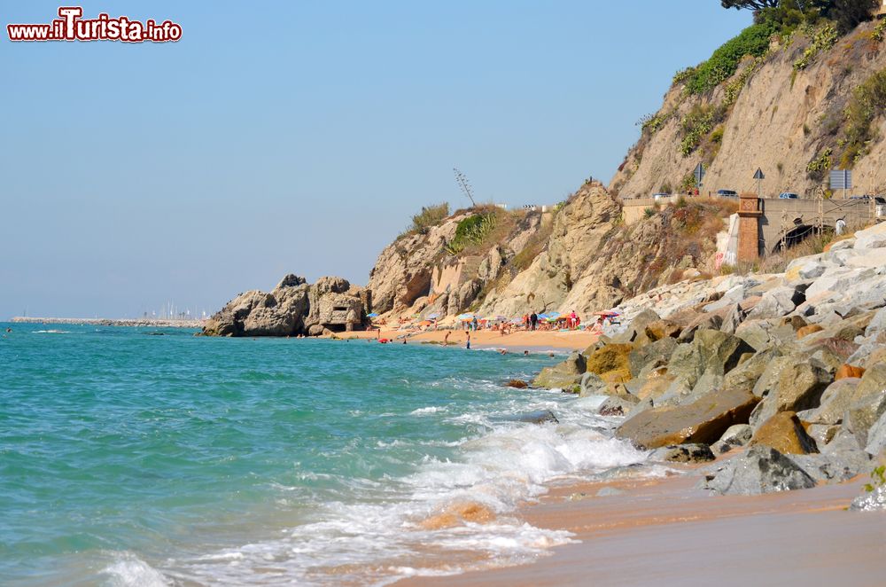 Immagine Veduta panoramica di una spiaggia di Arenys de Mar, Spagna.