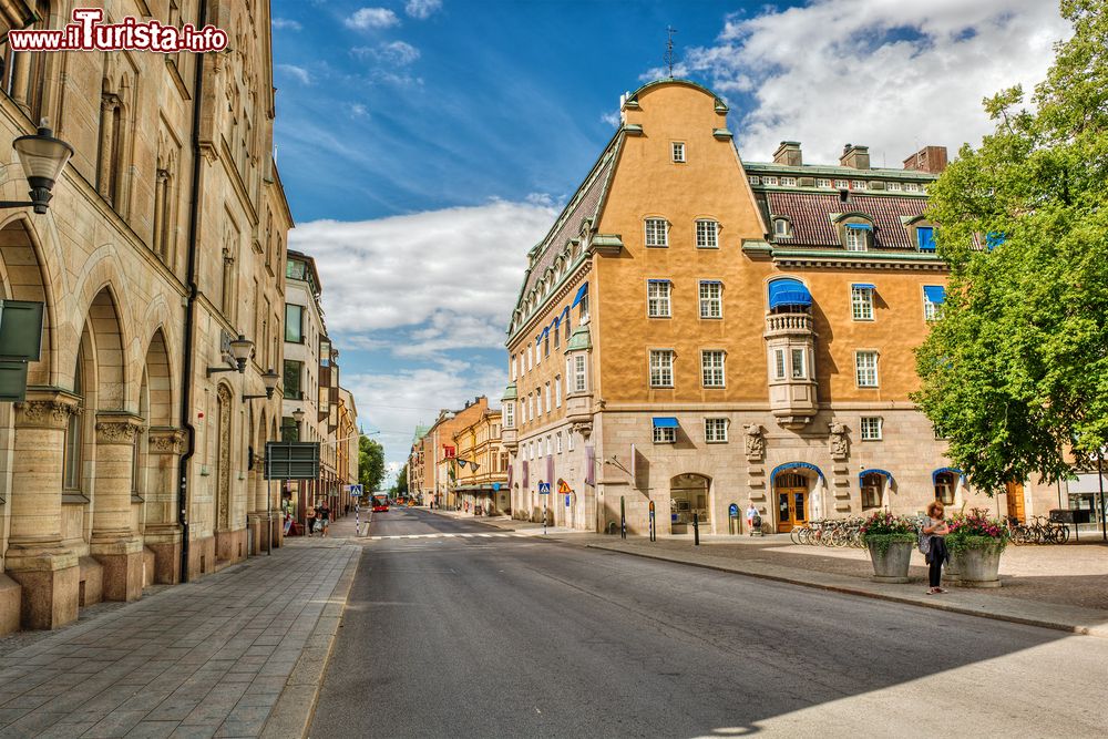 Immagine Veduta panoramica di una strada nella città di Linkoping, Svezia, in una giornata di sole.