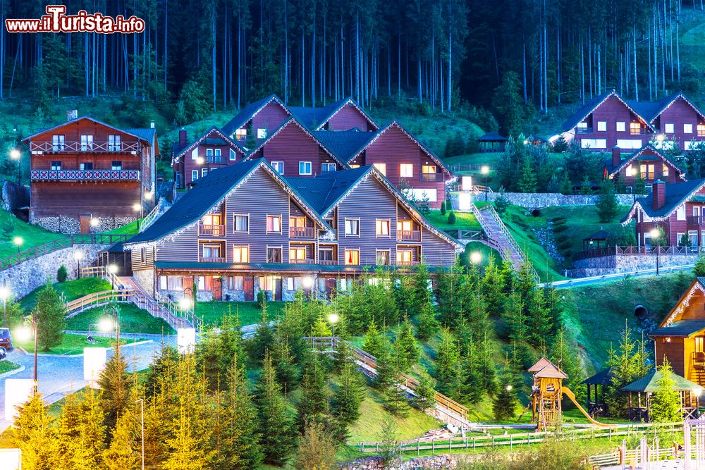 Immagine Veduta panoramica estiva delle case di Bukovel con i boschi sullo sfondo, Ucraina.