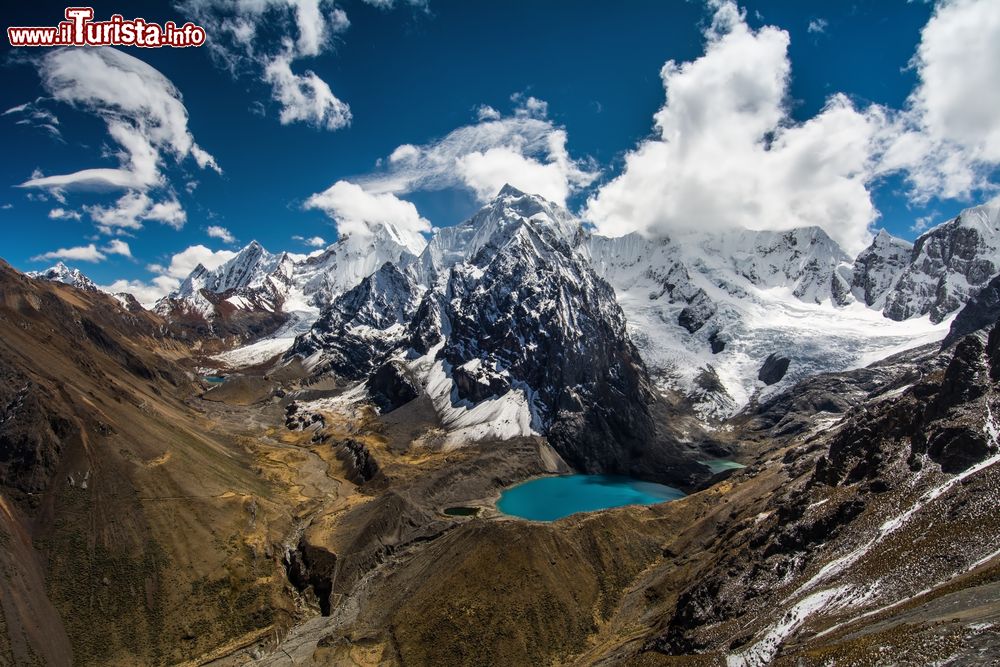 Immagine Veduta panoramica fra le alte montagne della Cordillera Huayhuash, Ande, Perù. Questa cordigliera è situata al confine fra due regioni: quella di Ancash e quella di Huanuco. E' considerato uno dei luoghi più belli e incontaminato del mondo.