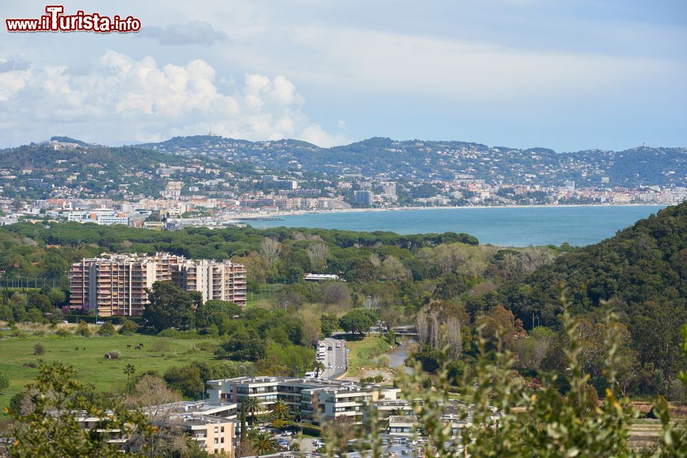 Immagine Veduta panoramica su Mandelieu-la-Napoule e Cannes dalle montagne, Alpi Marittime, Francia.