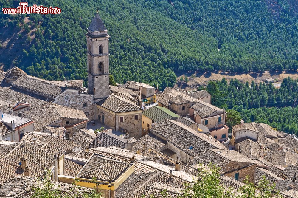 Immagine Veduta panoramica su Sant'Agata di Puglia, Italia. Santaheta in dialetto locale, conserva tutt'oggi la doppia cinta muraria con la più antica che racchiude il castello di epoca longobarda e la più moderna che circonda la cittadella con l'Arco della Porta Nuova.