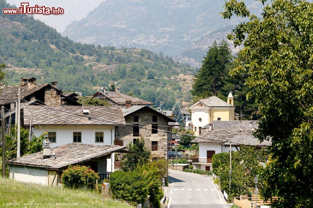 Immagine Veduta panoramica sui tetti del borgo valdostano di Introd immerso nella natura rigogliosa - © Taesik Park / Shutterstock.com