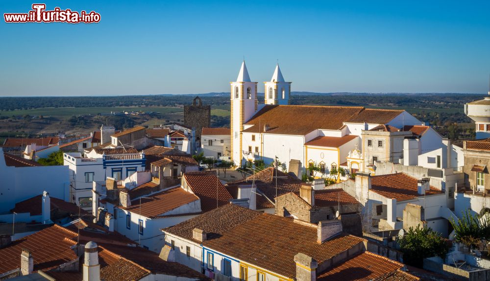 Immagine Veduta panoramica sui tetti del villaggio di Avis, Alentejo, Portogallo.