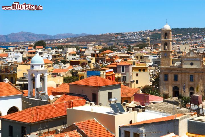 Immagine Veduta panoramica sui tetti della città di Chania, isola di Creta - © Limpopo / Shutterstock.com