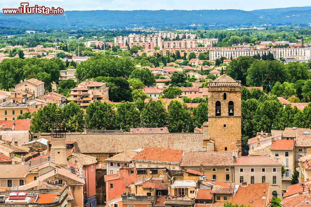 Immagine Veduta panoramica sui tetti della città di Orange, Francia, dalla collina di Saint Eutrope. La cittadina è rinomata anche per le Chorégies d'Orange, festival della musica lirica che si svolge nell'antico teatro.