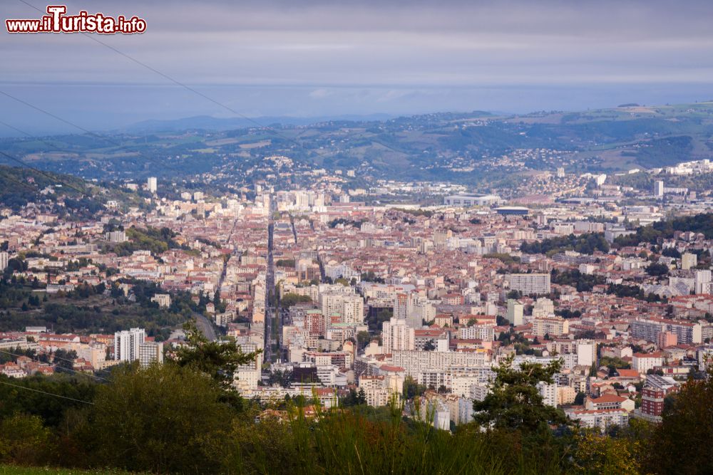 Immagine Veduta panoramica sui tetti della città di Saint-Etienne, Francia. Capoluogo del dipartimento della Loira, la città ha vissuto un notevole sviluppo industriale nella prima metà del Novecento.