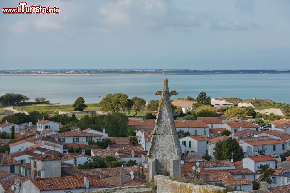 Immagine Veduta panoramica sui tetti di Saint-Martin-de-Re, Francia, dalla chiesa cittadina.