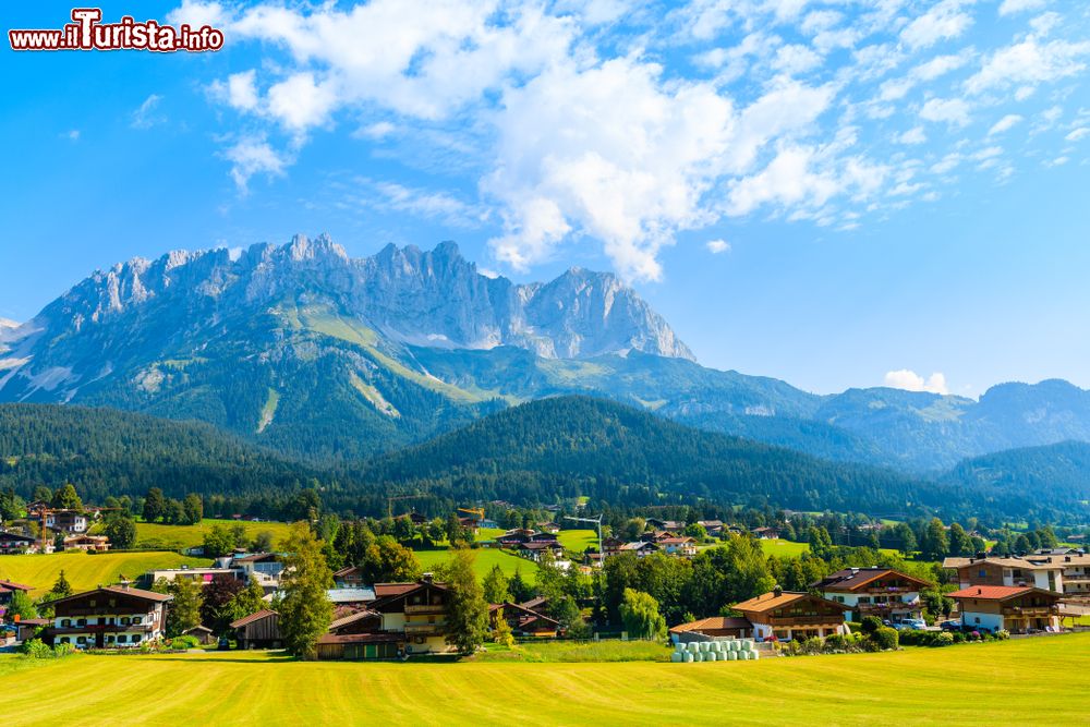Immagine Veduta panoramica sul villaggio alpino di Going am Wilden Kaiser con le Alpi austriache sullo sfondo, Tirolo.