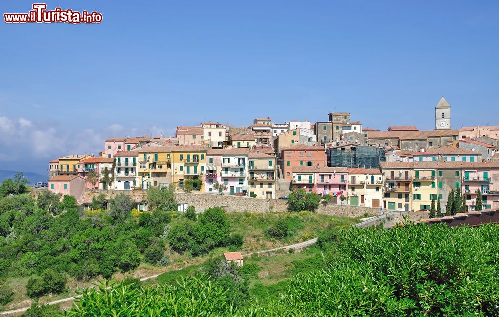 Immagine Veduta panoramica sul villaggio di Capoliveri, Isola d'Elba, Toscana. Nonostante le sue piccole dimensioni, il paesino vanta luoghi diversissimi e monumenti di interesse appartenenti ai periodi più disparati.