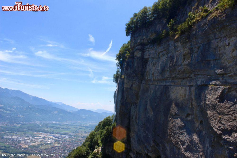 Immagine Veduta panoramica sul villaggio di Saint Hilaire du Touvet (Francia) dalla funicolare. E' una delle più antiche del paese - © gemadrun / Shutterstock.com