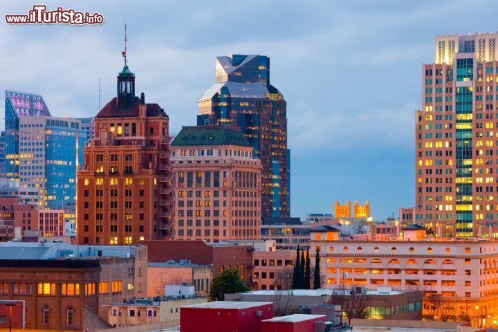 Immagine Veduta panoramica sulla città di Sacramento, California - Situata nella parte centro settentrionale del paese, questa città è fra le più produttive a livello economico e commerciale degli Stati Uniti © Andrew Zarivny / Shutterstock.com