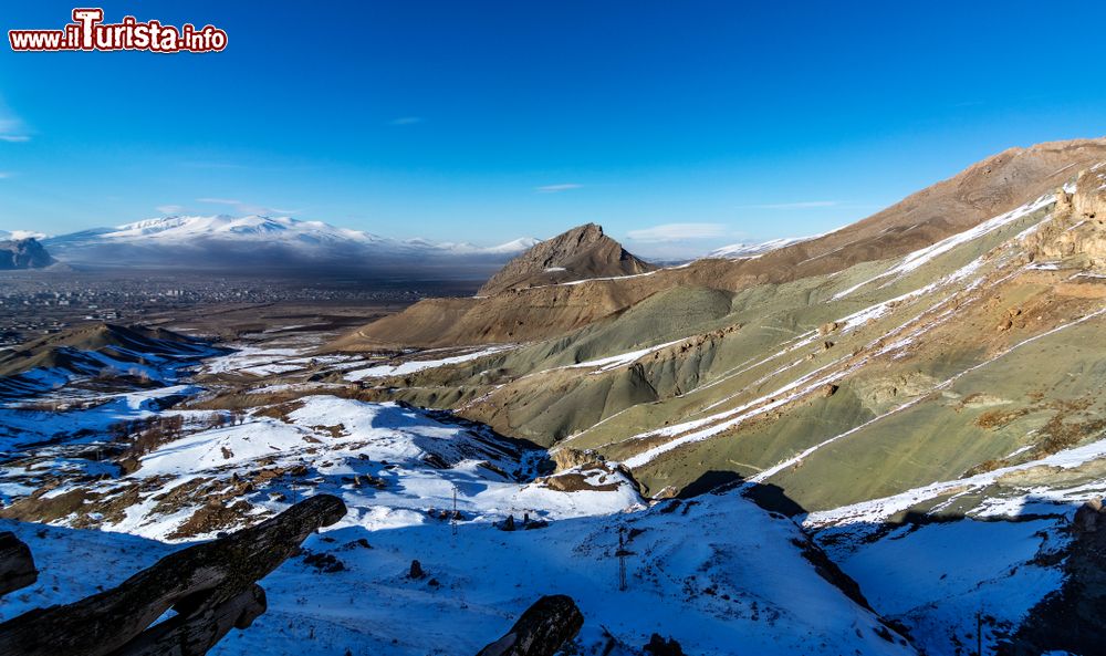 Immagine Veduta panoramica sulle montagne innevate dall'Ishak Pasha Palace di Dogubeyazit, Turchia.