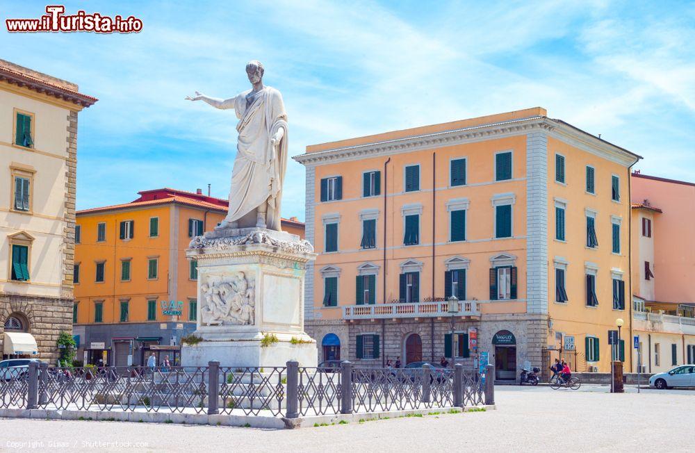 Immagine Veduta di Piazza della Repubblica a Livorno, Toscana, con il monumento a Ferdinando III°. Opera di Francesco Pozzi, il monumento al granduca Ferdinando III° di Toscana venne inaugurato nel 1847 - © Gimas / Shutterstock.com