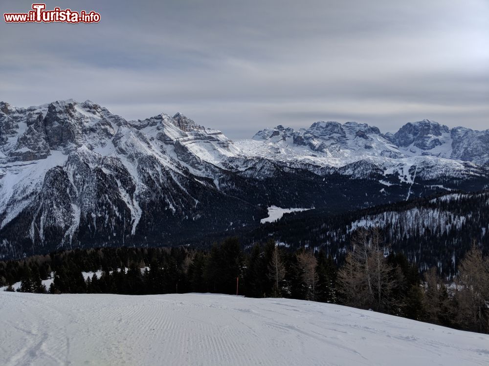 Immagine Veduta su una pista da sci illuminata dal sole allo Ski Resort Folgarida, Trentino Alto Adige. Nata nel 1965 come località sciistica, Folgarida sorge a 9 chilometri dal Comune di Madonna di Campiglio. Qui vi aspettano 120 km di piste per sciare fra le Dolomiti di Brenta e il gruppo Ortles-Cevedale.