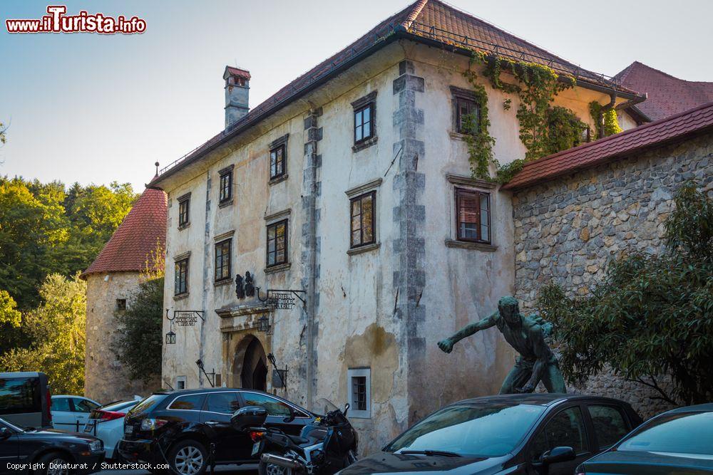 Immagine Veduta principale del castello di Otocec, Slovenia - © Donaturat / Shutterstock.com
