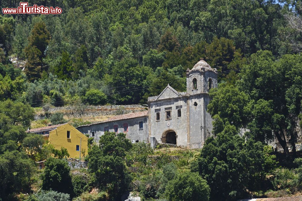 Immagine Veduta delle rovine del convento Nossa Senhora de Desterro nei pressi di Monchique, sud Portogallo.