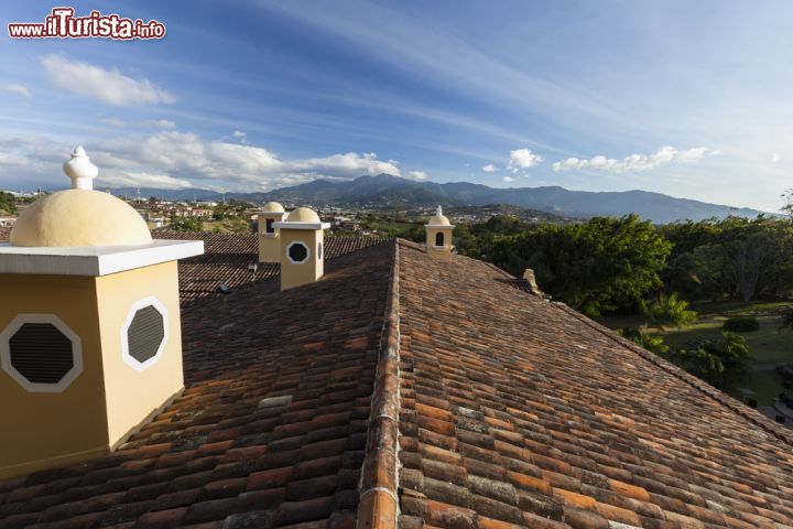 Immagine Veduta dall'alto di San José, Costa Rica. Principale centro economico e commerciale del paese, San José sorge sulla Meseta Central. Si trova a circa 1170 metri di altezza sul livello del mare - © Tilo G / Shutterstock.com