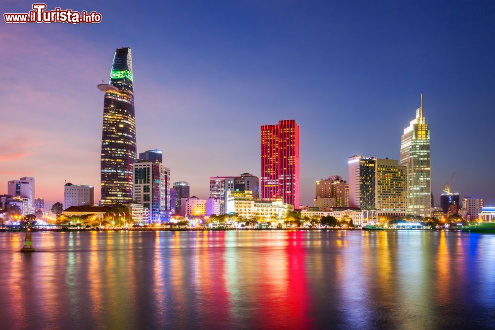 Immagine Veduta serale della zona moderna di Ho Chi Minh City (Vietnam), i cui grattacieli si rifflettono sulle acque del fiume Saigon.