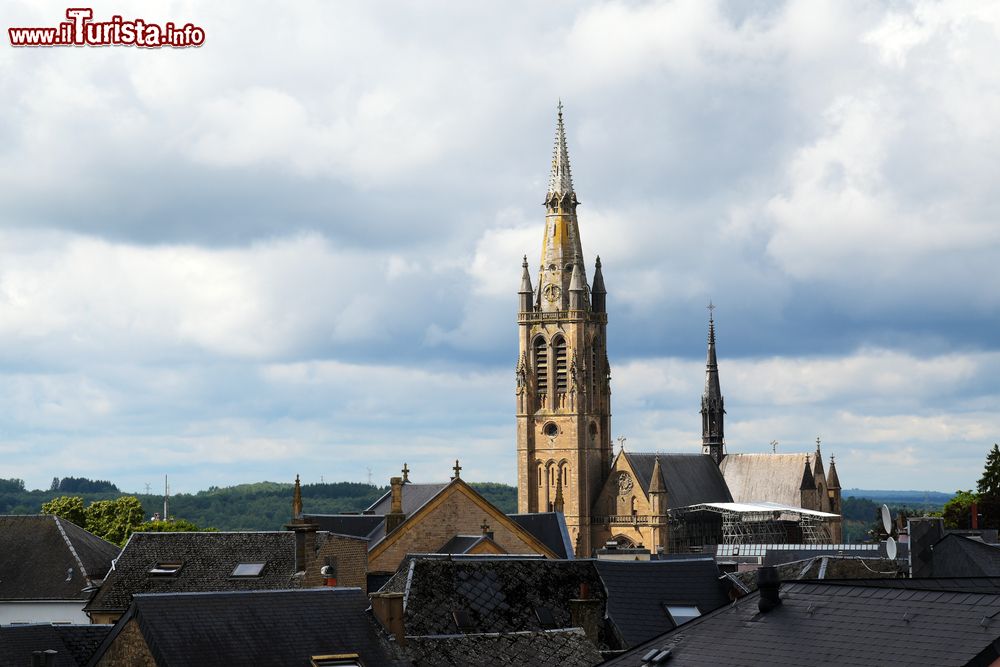 Immagine Veduta sopra i tetti della città di Arlon con la chiesa di San Martino in primo piano, Belgio.