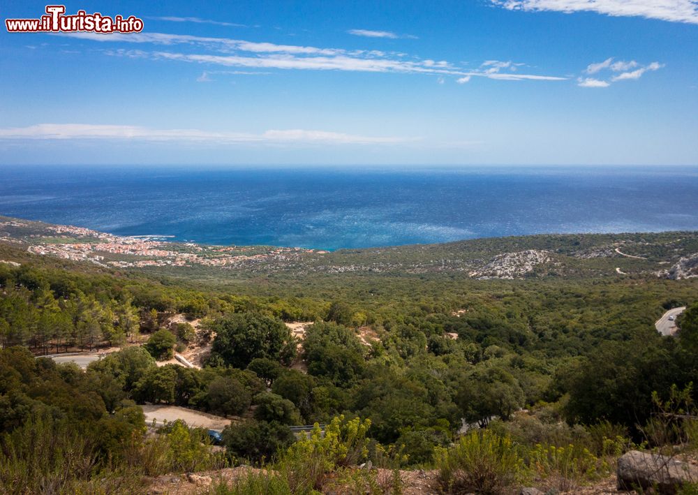 Immagine Veduta su Cala Gonone e sul Golfo di Orosei da una strada panoramica della Sardegna.