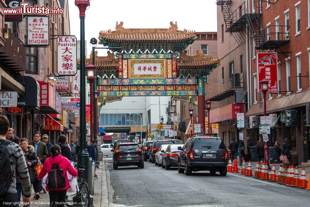 Immagine Veduta su Chinatown a Philadelphia, Pennsylvania (USA). Oltre il Friendship Gate dorato si trovano numerose vie con ristoranti, locali e negozi  - © Olga V Kulakova / Shutterstock.com