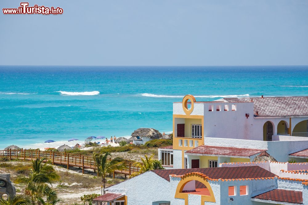 Immagine Veduta su un hotel a Cayo Largo, Cuba. Una bella immagine dall'alto di uno degli alberghi dell'isola.