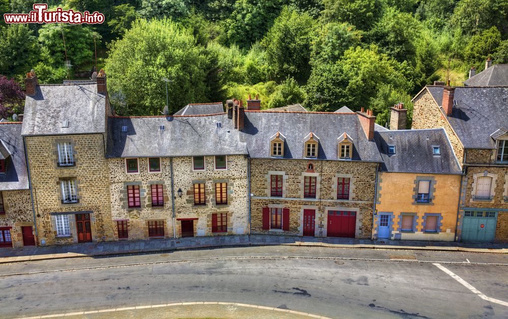 Immagine Veduta su una strada della città dal castello di Fougères, Bretagna.