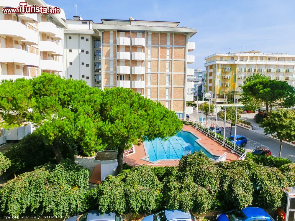 Immagine Veduta su una strada di Jesolo in una giornata di sole, Veneto. Il territorio di Jesolo si estende lungo la costa veneziana su un'area pianeggiante affacciata sul mare Adriatico - © Solarisys / Shutterstock.com