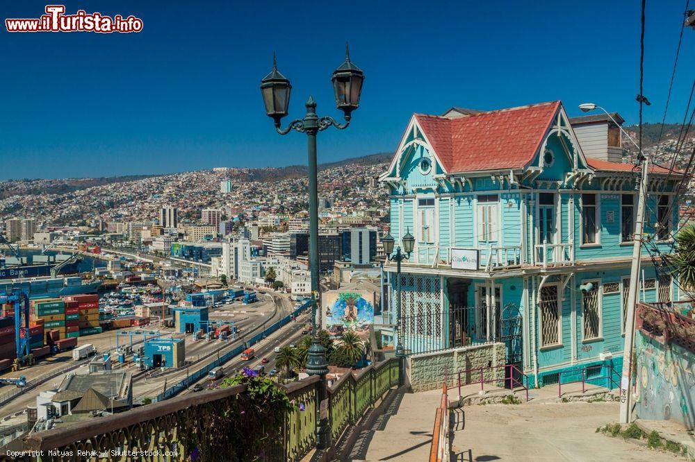 Immagine Veduta sulla città da uno dei cerros (colline) che compongono Valparaíso. In basso si nota il porto, il più importante del Cile - © Matyas Rehak / Shutterstock.com