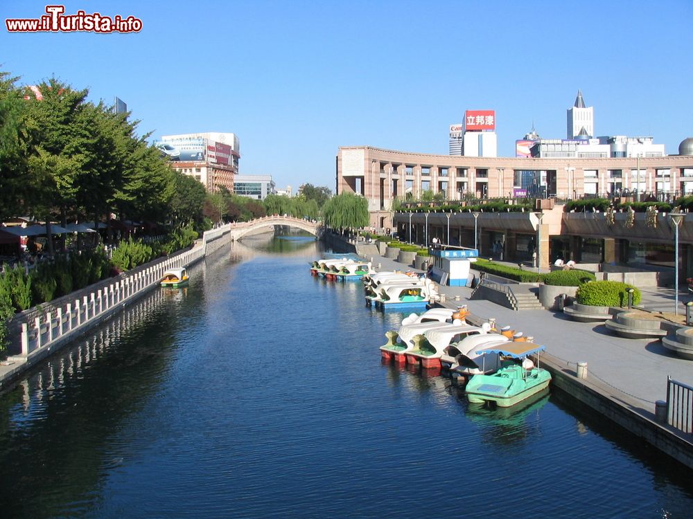 Immagine Veduta sugli edifici di Jinan, Cina, affacciati sul fiume Giallo.