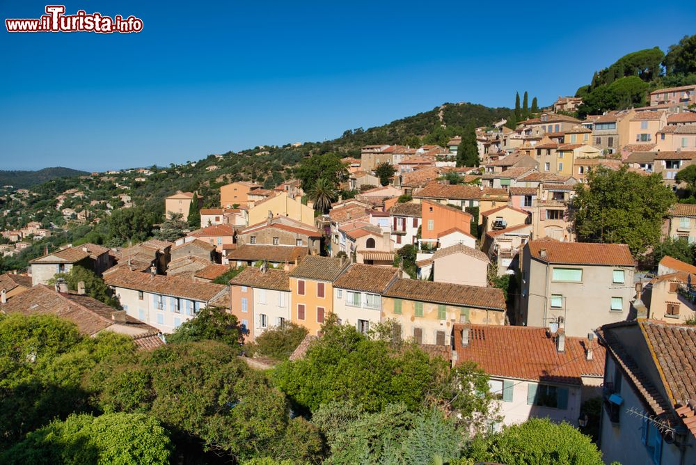 Immagine Veduta sui tetti del borgo antico di Bormes-les-Mimosas, uno dei villaggi più fioriti di tutta la Francia.