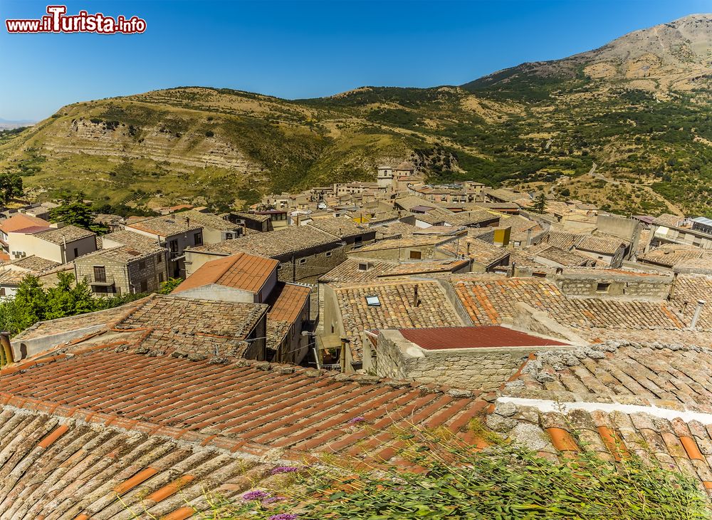 Immagine Veduta sui tetti del centro storico di Petralia Sottana, Sicilia. Sullo sfondo le cime dei monti delle Madonie.
