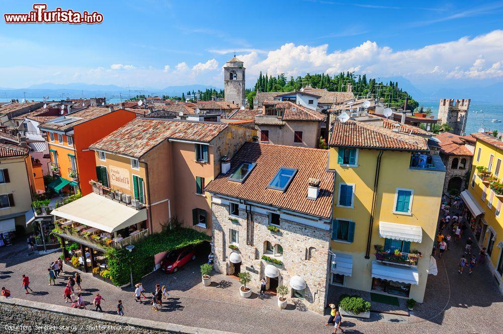 Immagine Veduta sui tetti del centro storico di Sirmione, provincia di Brescia, Lombardia. Il nome della città evoca nell'immaginario antiche sorgenti termali d'epoca romana ma anche le pendici rocciose delle Prealpi e le colline della sponda meridionale - © Serghei Starus / Shutterstock.com