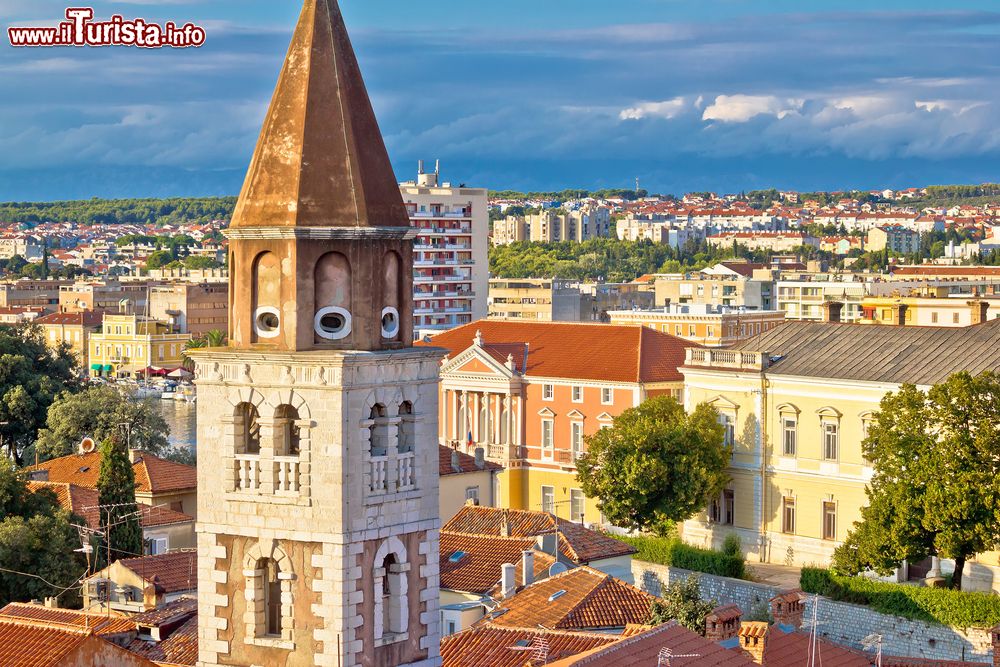 Immagine Veduta sui tetti del centro storico di Zara, Croazia, con il campanile.
