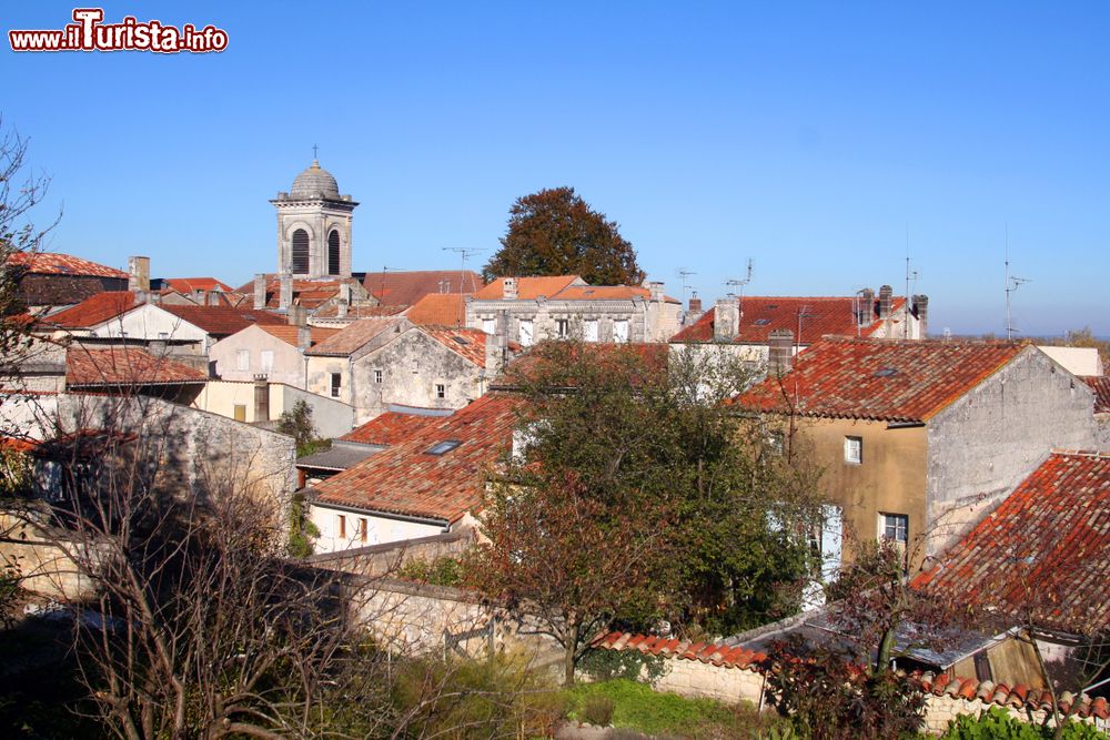 Immagine Veduta sui tetti del villaggio di Pons, Francia, in una giornata autunnale.