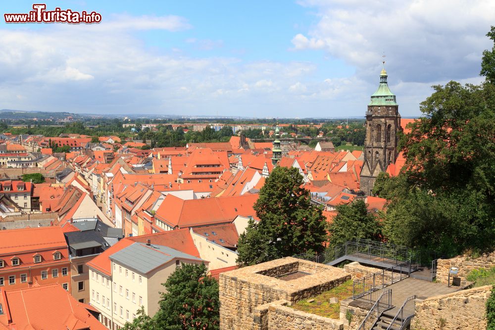 Immagine Veduta sui tetti della città di Pirna dal castello di Sonnenstein, Germania. Sulla destra, il campanile della chiesa di Santa Maria.