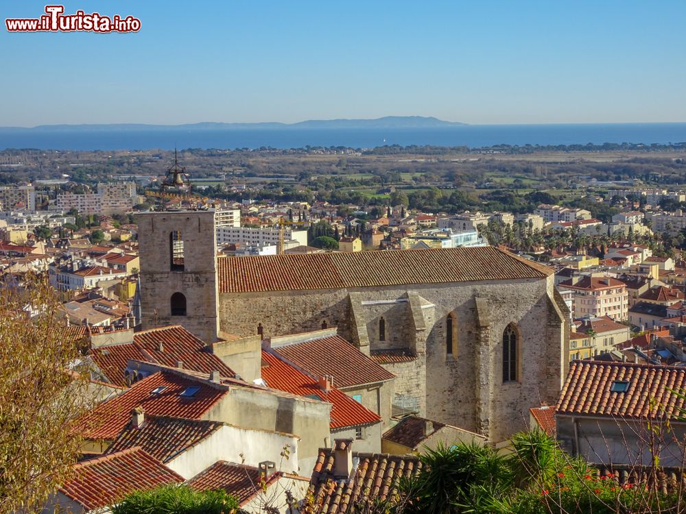 Immagine Veduta sui tetti della città vecchia di Hyères, Francia. Questa località balneare della Costa Azzurra è nota anche come Hyères-les-Palmiers per le oltre 7 mila palme ospitate nei suoi parchi.