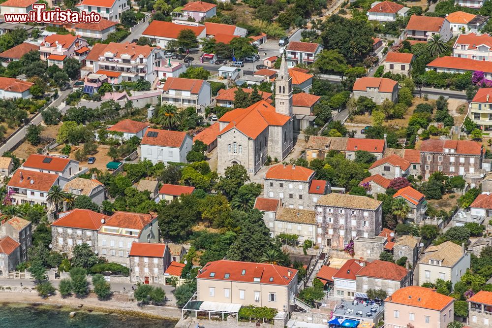 Immagine Veduta sui tetti della cittadina di Orebic, Croazia: al centro, chiesa e campanile.