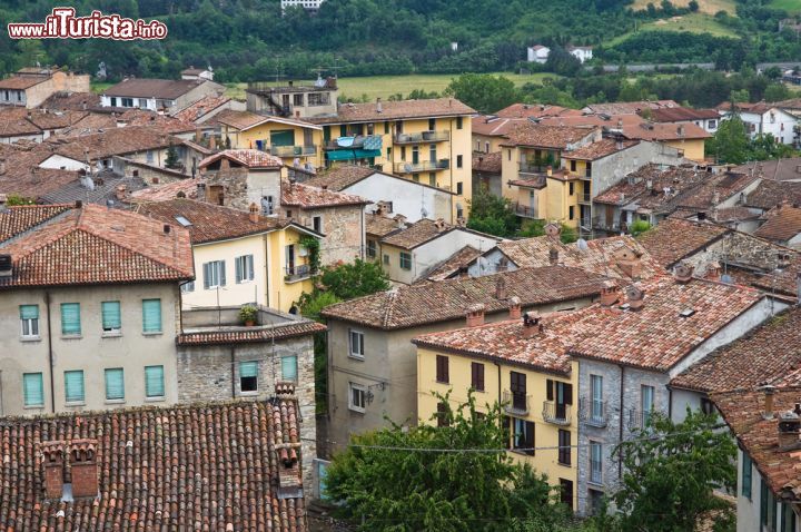 Immagine Veduta sui tetti di Bobbio, Piacenza, Emilia Romagna. Viuzze strette, case in sasso e palazzetti signorili sono la caratteristica di questo bel borgo dall'atmosfera medievale.
